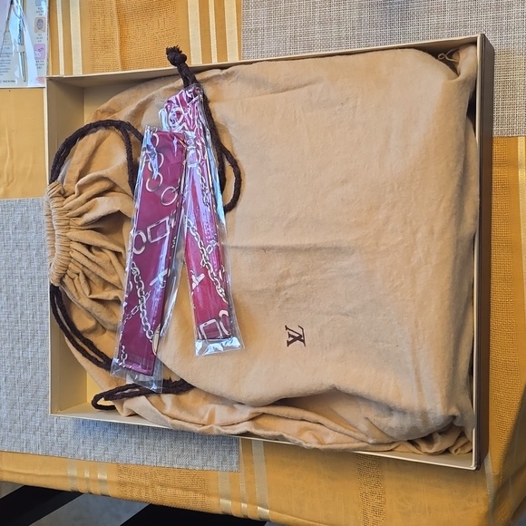 LOUIS VUITTON Vernis Red Tote bag - Picture 17 of 17